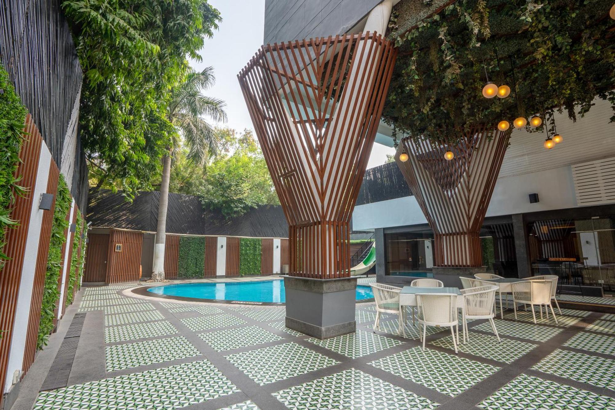 Park Inn By Radisson,South Delhi Nueva Delhi Exterior foto The swimming pool at the hotel