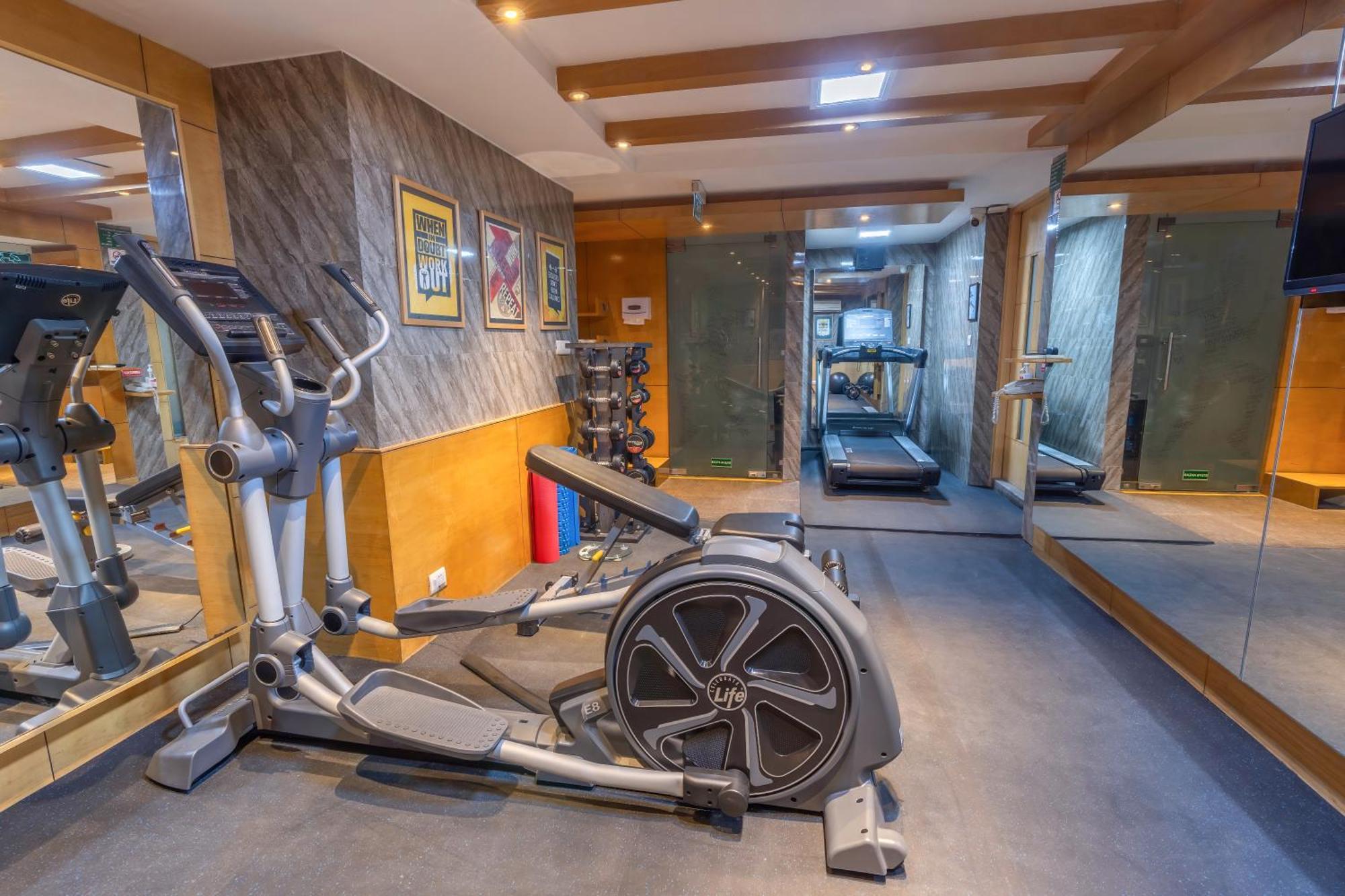 Park Inn By Radisson,South Delhi Nueva Delhi Exterior foto The gym at the hotel
