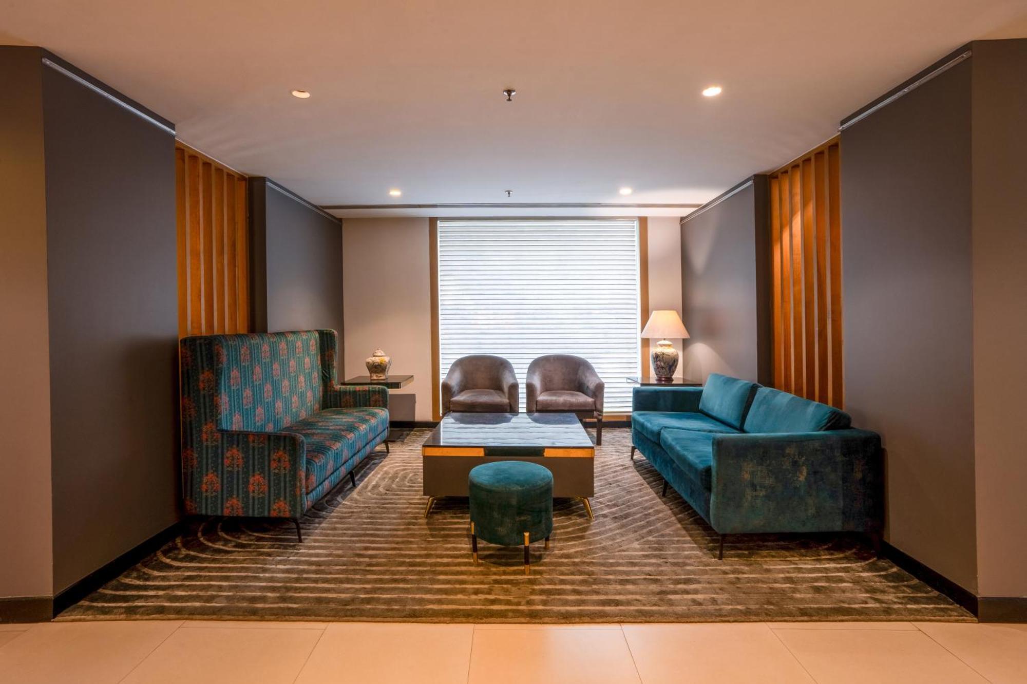 Park Inn By Radisson,South Delhi Nueva Delhi Exterior foto The interior of the hotel