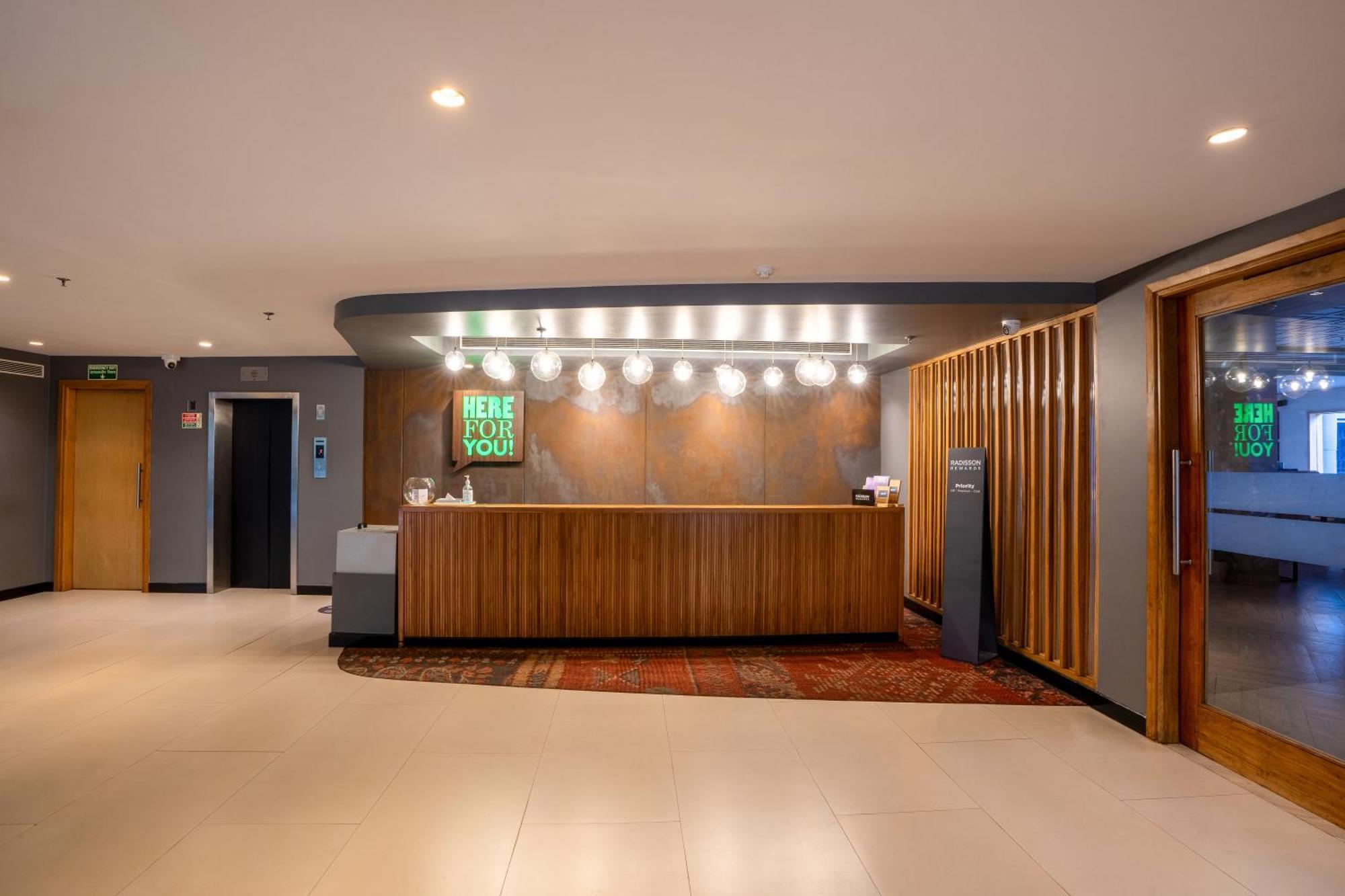 Park Inn By Radisson,South Delhi Nueva Delhi Exterior foto Reception at the Holiday Inn Express, London - Kensington