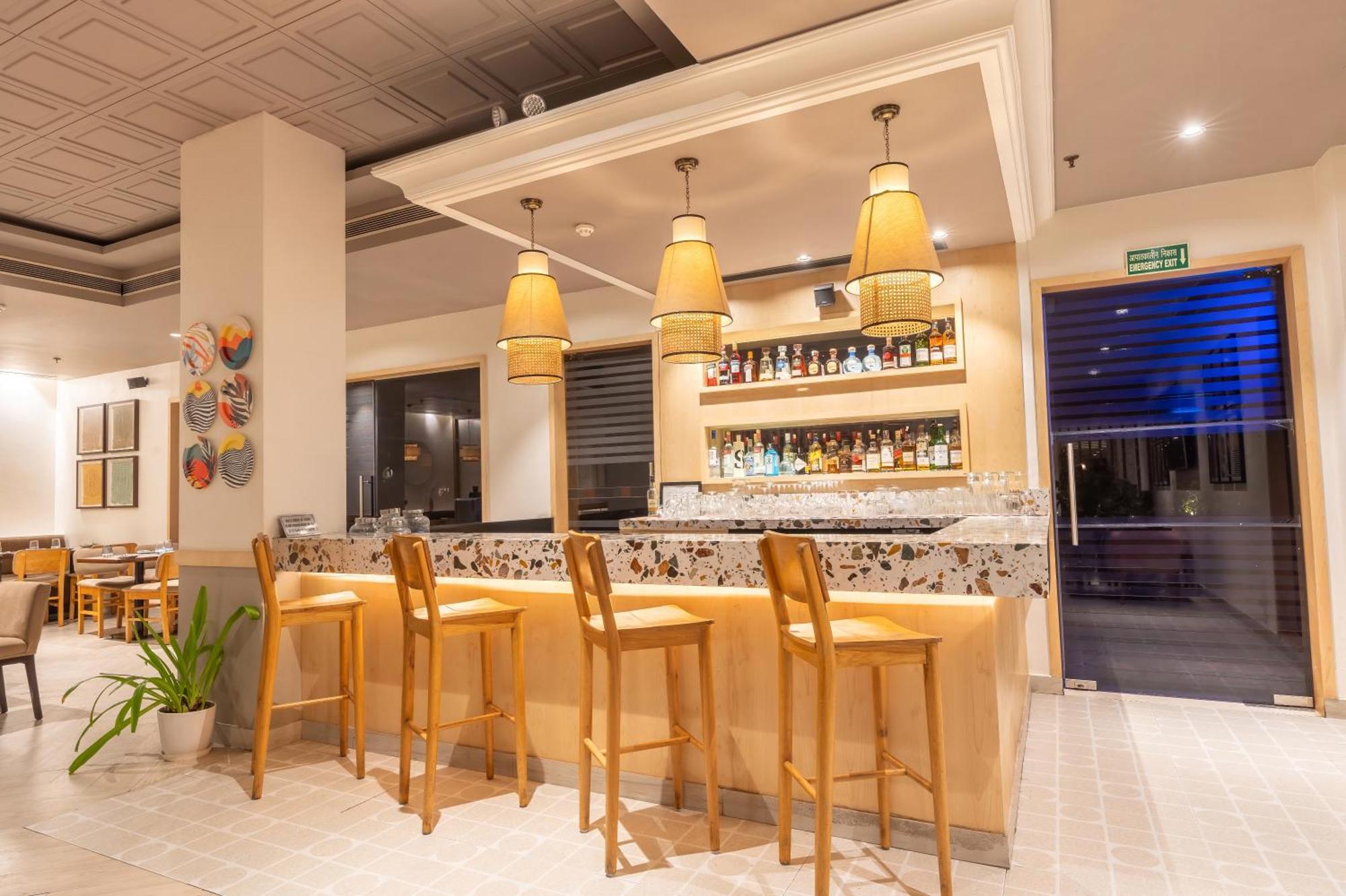 Park Inn By Radisson,South Delhi Nueva Delhi Exterior foto The bar at the lounge