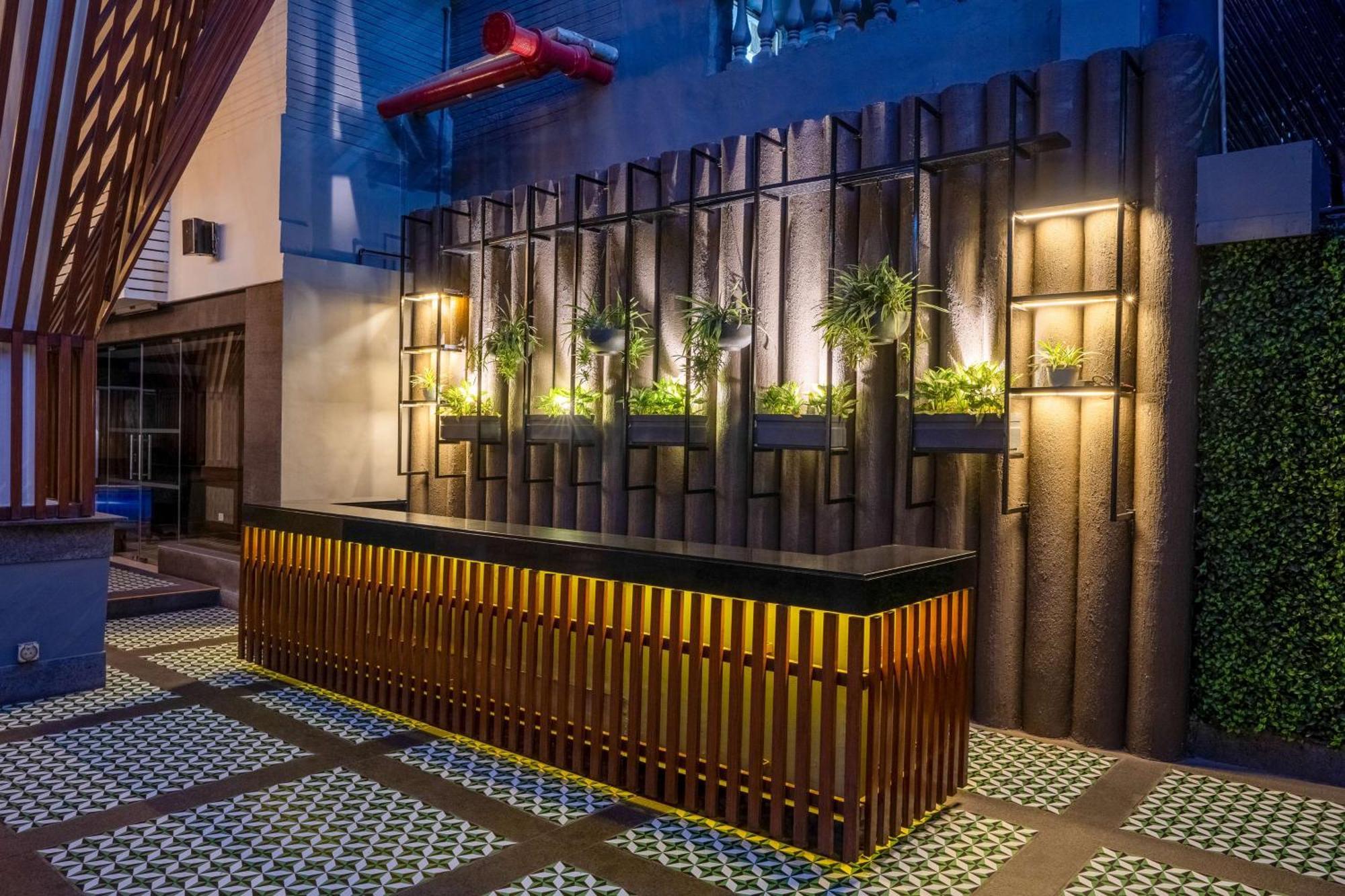 Park Inn By Radisson,South Delhi Nueva Delhi Exterior foto The bar at the hotel